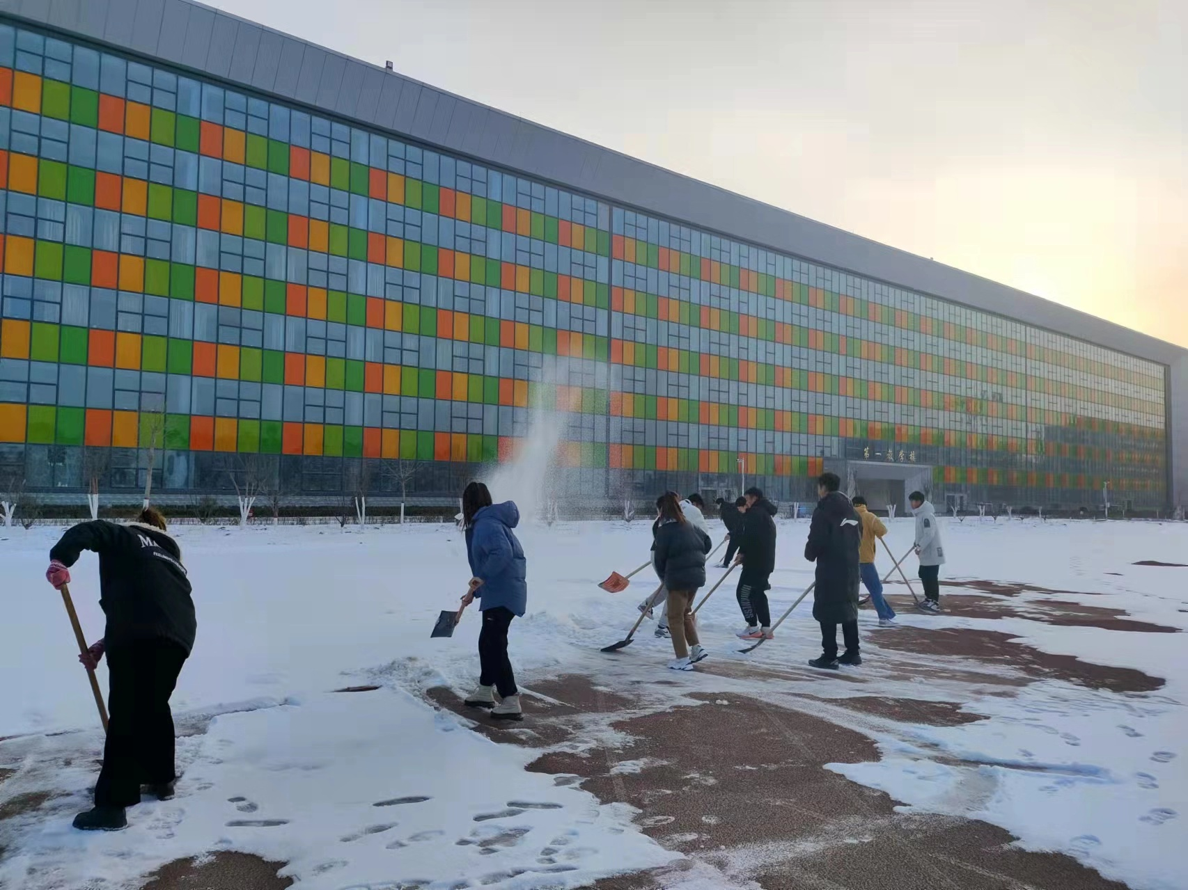 齐动手 迎开学——中恒高级中学全体教师开展大扫除工作