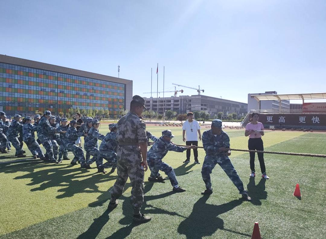 凝心聚力拔河赛  锤炼意志军训场